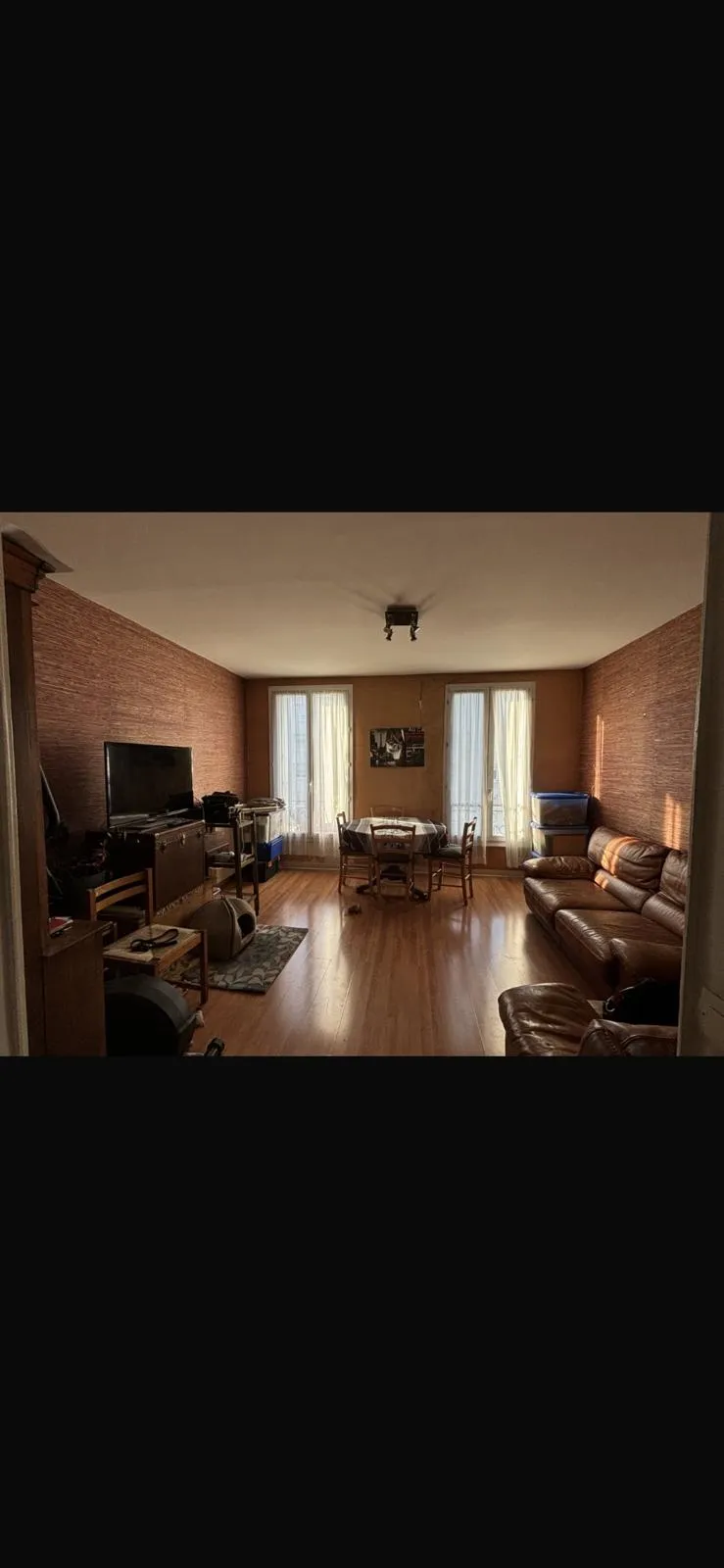 Avant travaux : salon vieilli d'une maison à Saint-Denis, avant rénovation complète