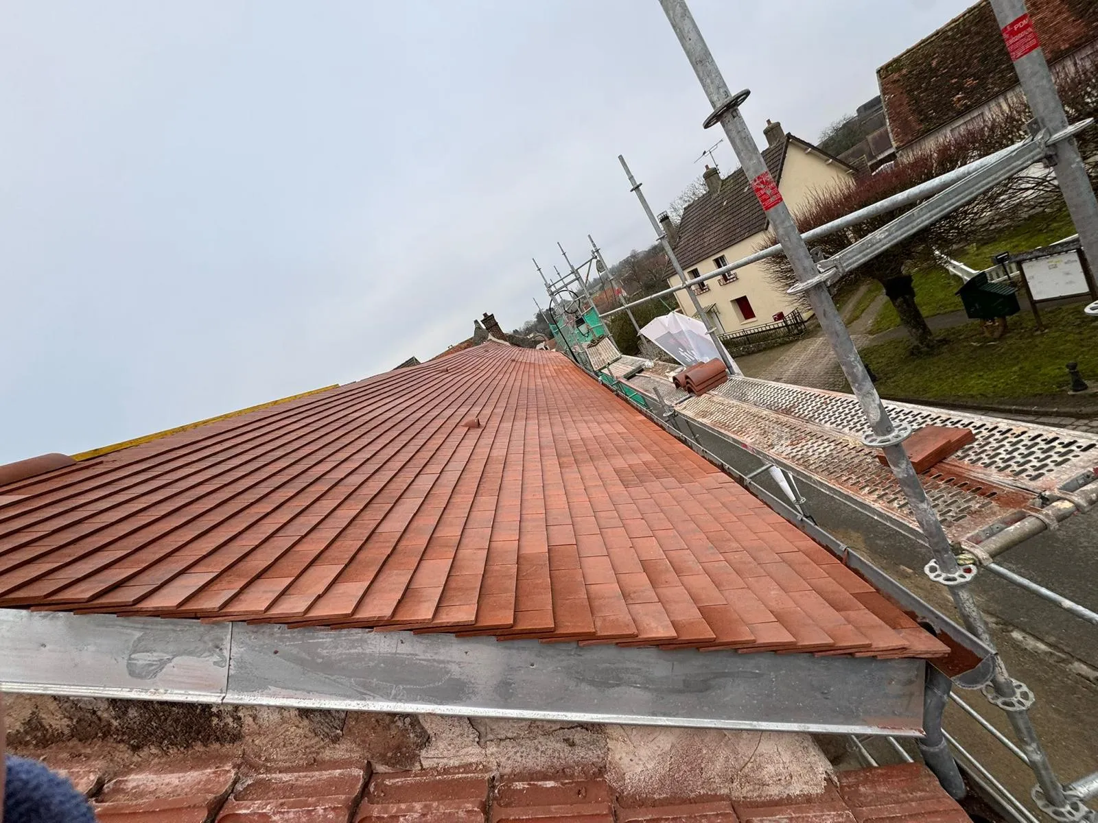 Toiture neuve en tuiles terre cuite posée par CK Bâtiment à Angerville