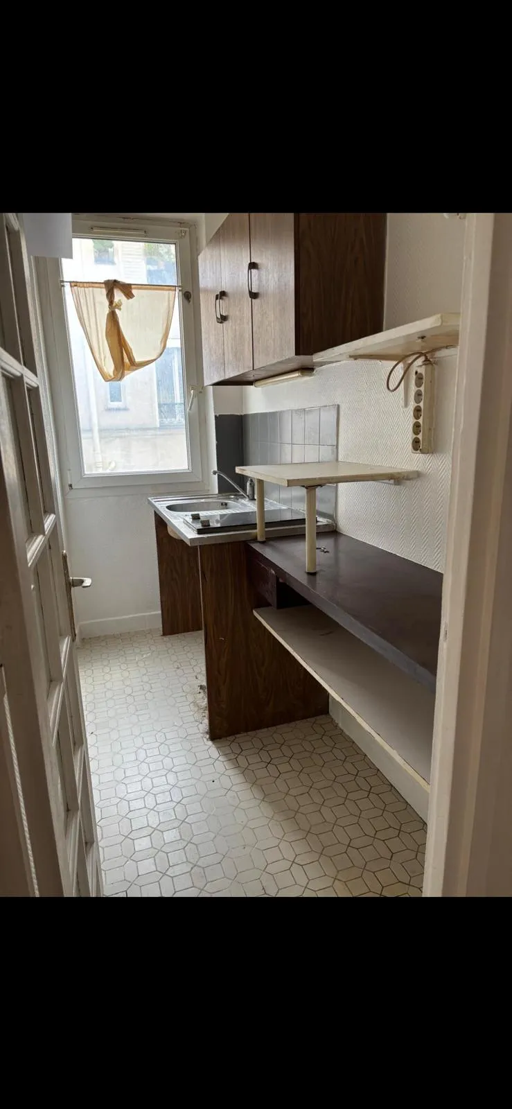 Avant travaux : cuisine vétuste d'un appartement à Paris 5e