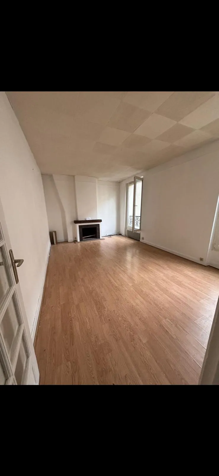 Séjour rénové avec parquet et cheminée dans un appartement du 5e arrondissement de Paris