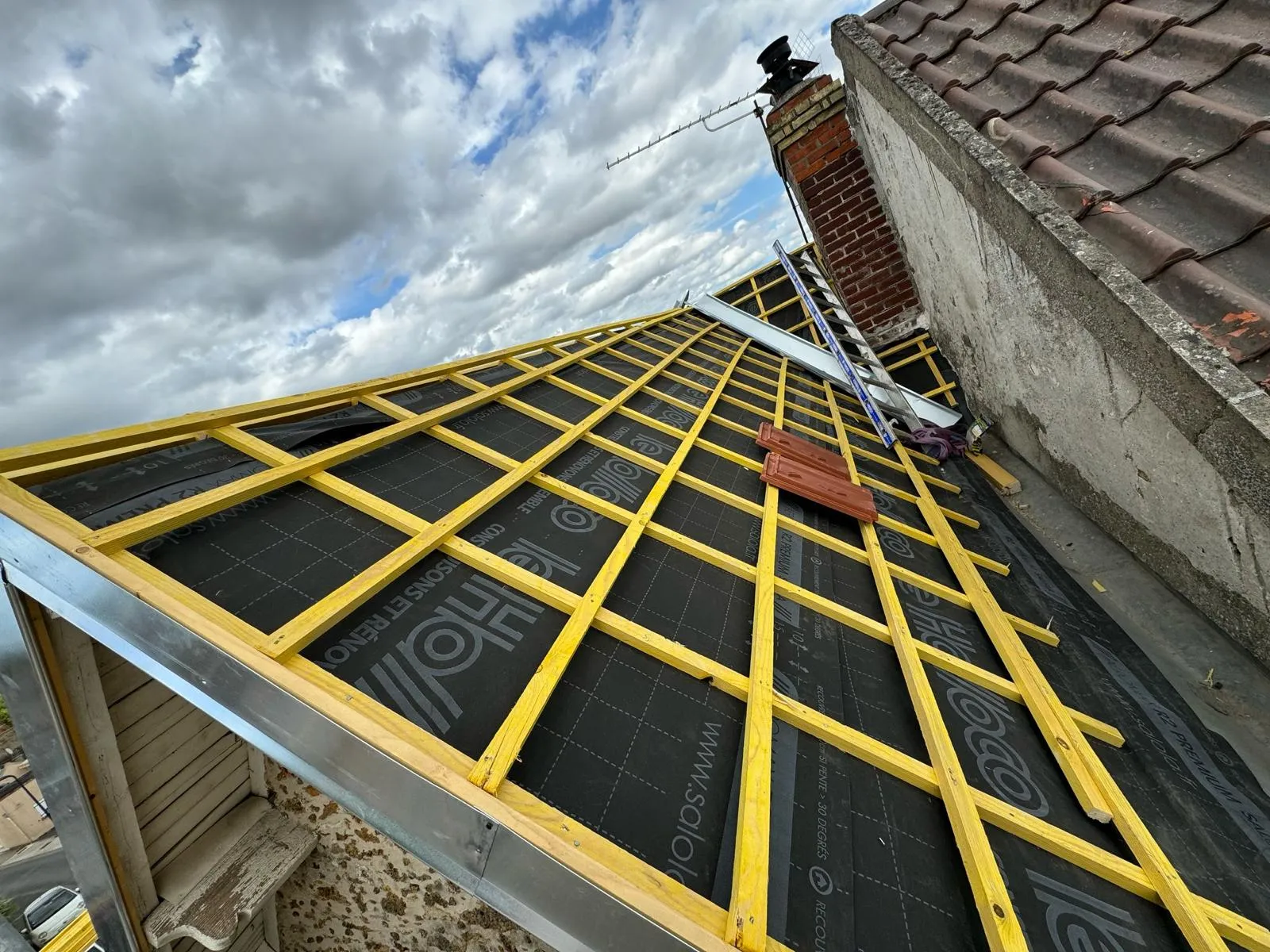 Toiture en cours de réfection par CK Bâtiment : liteaux neufs posés sur écran sous-toiture avant la pose des tuiles