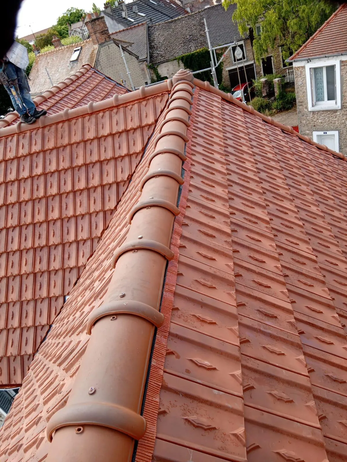 Toiture neuve en tuiles terre cuite à Houilles, couvreur CK Bâtiment au faîtage