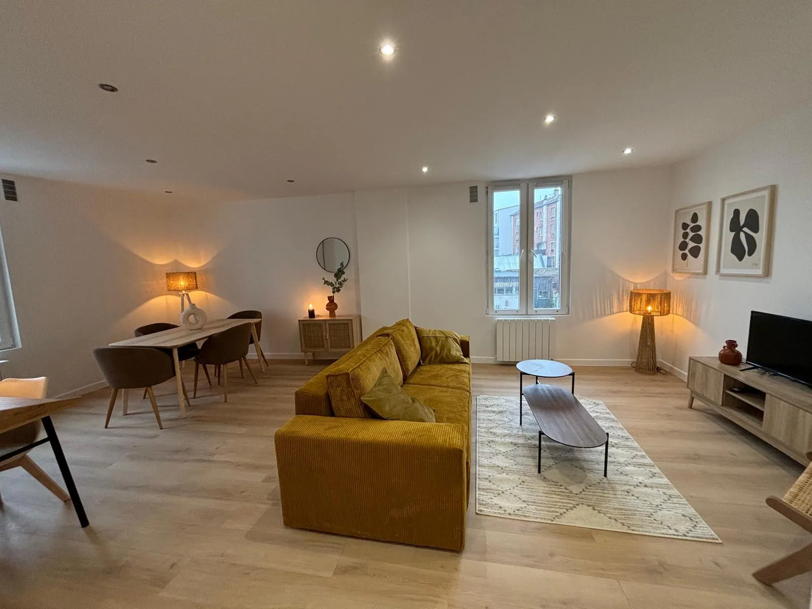 Salon rénové par CK Bâtiment à Saint-Denis : peinture, sols et décoration refaits