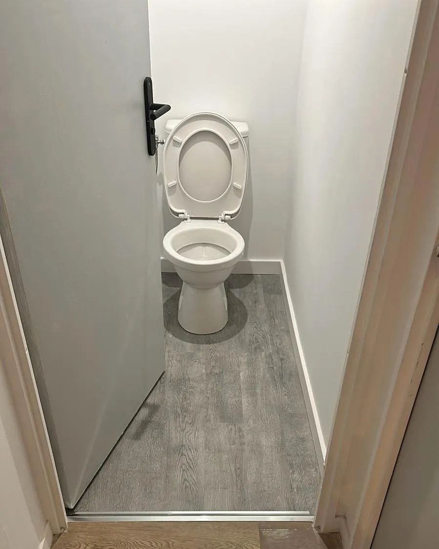 Après travaux : WC neuf posé à Creil, sol et murs refaits