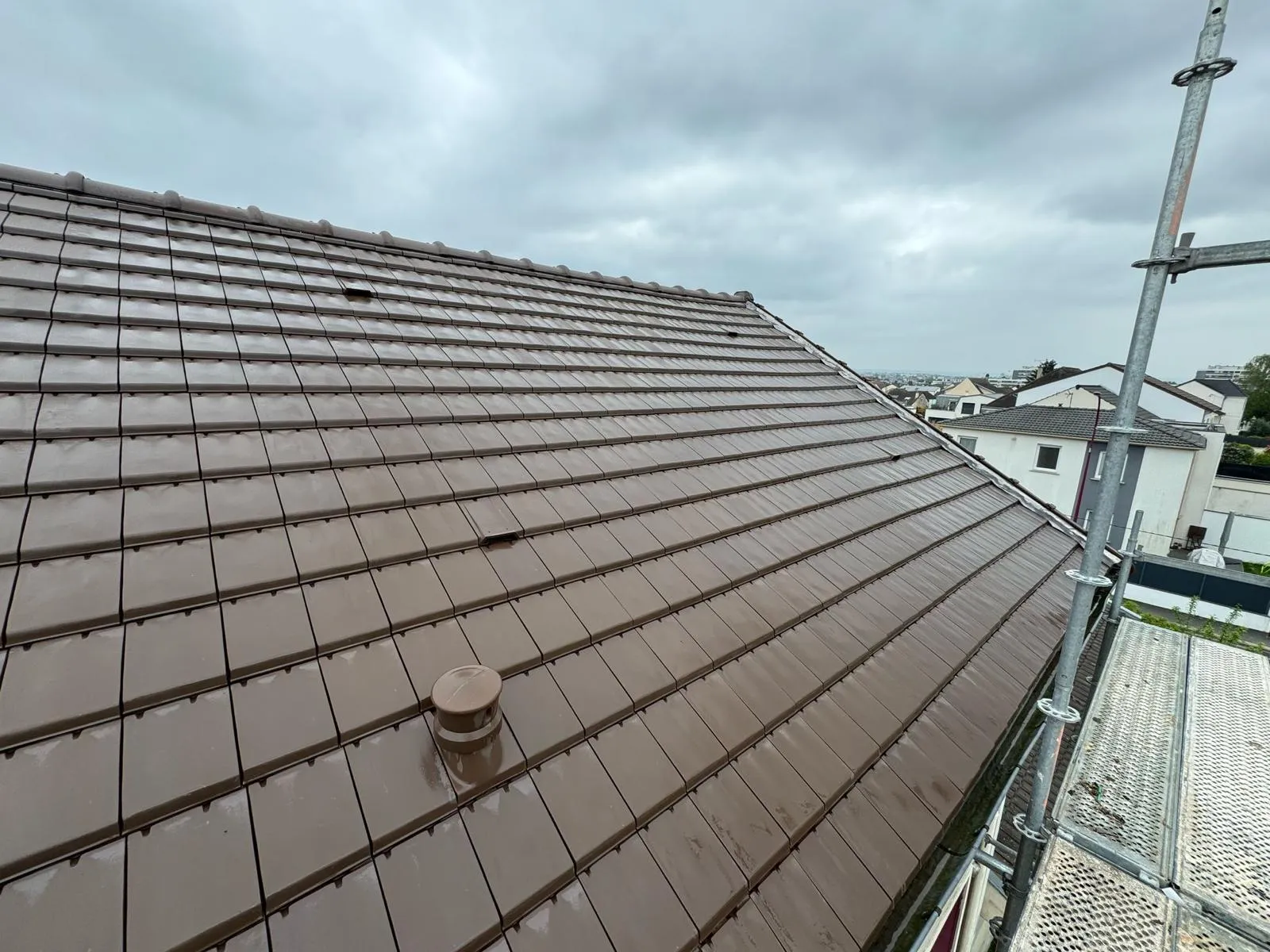 Toiture rénovée en tuiles terre cuite brunes par CK Bâtiment à Hermes