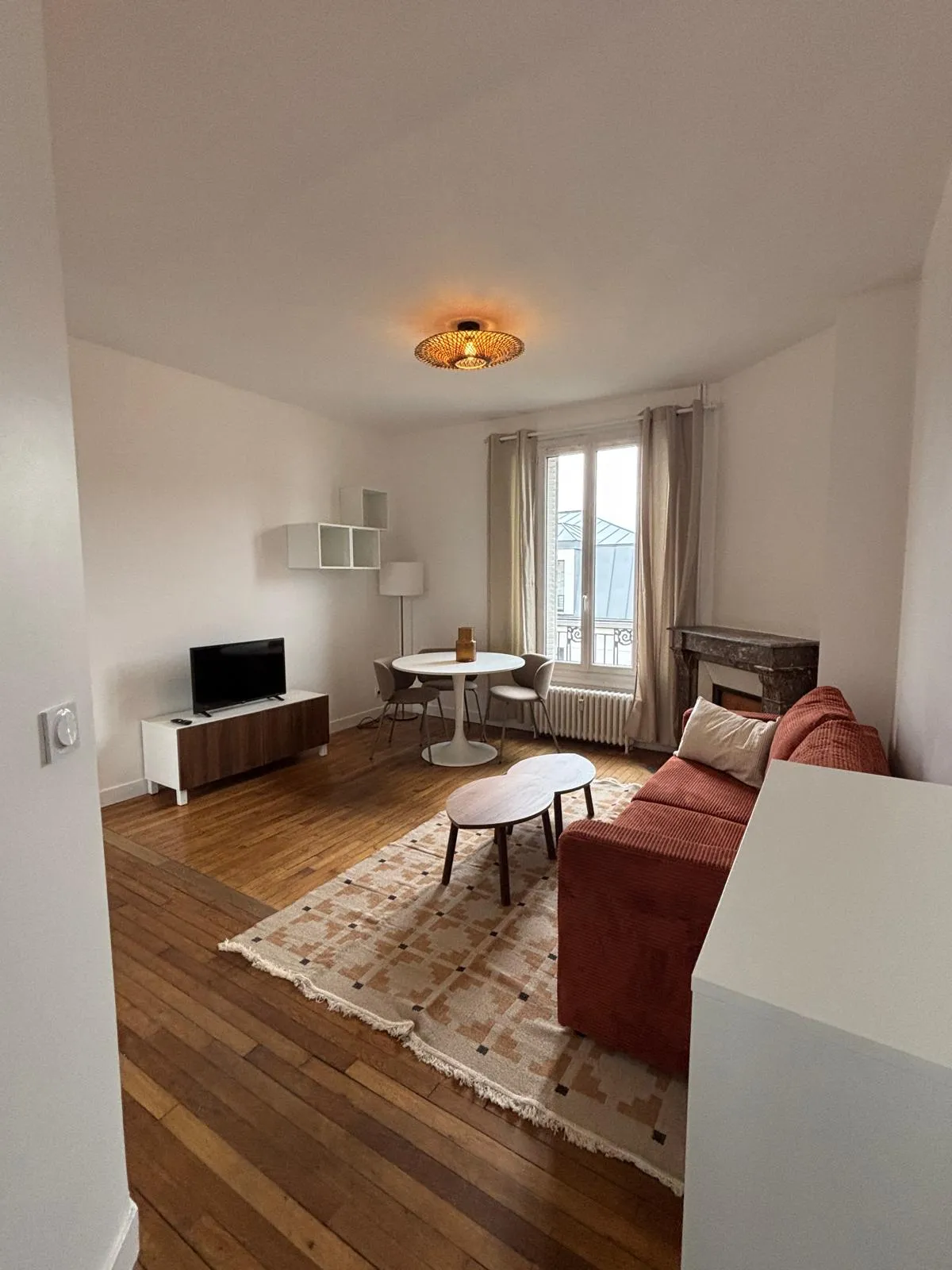Salon entièrement rénové et meublé à La Garenne-Colombes, parquet et murs clairs
