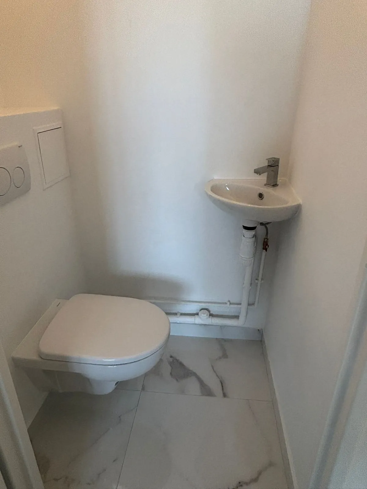 WC suspendu et lave-mains posés par CK Bâtiment lors d’une rénovation sanitaire à Creil